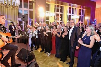 Stadtgeflüster: Ex-Puhdy spielt beim Ball auf - Dieter "Maschine" Birr spielte vor den Gästen des 26. Lions-Balls im Chemnitzer Hof.