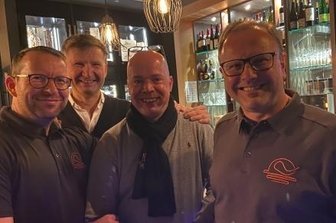 Stadtgeflüster: Geldsegen, Gaben und Golferträume - Foto oben: Claudia Switala und Steffen Lukas. Foto unten links: Sebastian Liebold, Axel Schweppe, Johanniter-Bereichsleiter Hans-Christian Zehl und Madeleine Wölfel (von links). Foto unte rechts: Wolf-Ullrich Mehmke, Heiko Zabel, Tilman Weigel und Thomas Frech (von links).