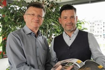 Stadtgeflüster: Goldene Zeichen und ein großes Treffen - Foto oben: Nico Kunz und Tobias Gust (von links) pinselten das Bar-Aushängeschild gülden an. Foto unten: Robby Drechsel und Thomas Strieter (von links) feierten Geburtstag der Elektroinnung. Foto rechts: Lars Riedel, Frank Müller-Rosentritt und Stev Theloke (von links) trafen sich beim Golfturnier in Berlin.