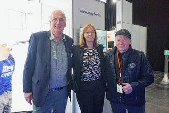 Stadtgeflüster: Joey Kelly in Chemnitz und die neue Aufgabe des ehemaligen Baubürgermeisters - Dieter Schink, Chef des Ausstellers May Distribution, Messeveranstalterin Tanja Waglöhner und Extremsportler Joey Kelly (v.l.) in der Messehalle.