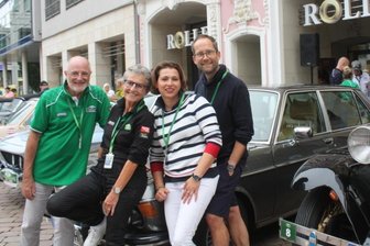 Stadtgeflüster: Juweliere in schmuckem Auto - Foto oben: Bernd und Andrea Kippig sowie Angelika Horn und Carsten Schmidt-Kippig (v. l.) fuhren im Oldtimer die Sachsen-Classic mit. Foto links: Robby und Simone Lindner sowie Ingo und Ulrike Lang (v.l.) organisieren gemeinsam das Weinfest an der Parkschänke. Foto rechts: Anthony Weihs und Falko Hirsch (v. l.) feierten am Anlegesteg.