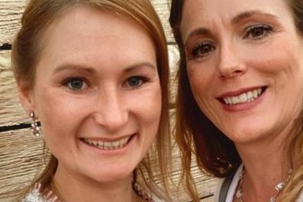 Stadtgeflüster: Mode, Schmuck und Festkultur - Foto oben: Marlen Helmert, Sarah Schön und Stephanie Schellenberg (von links) zeigten Brillenmode. Foto unten links: Isabell Höppner fertigt Perlenschmuck im neuen Atelier an. Foto unten rechts: Susann Bosecker (rechts) und ihre Mitarbeiterin Sindy Hentschel präsentieren Schmuck fürs Oktoberfest "Wooosn".
