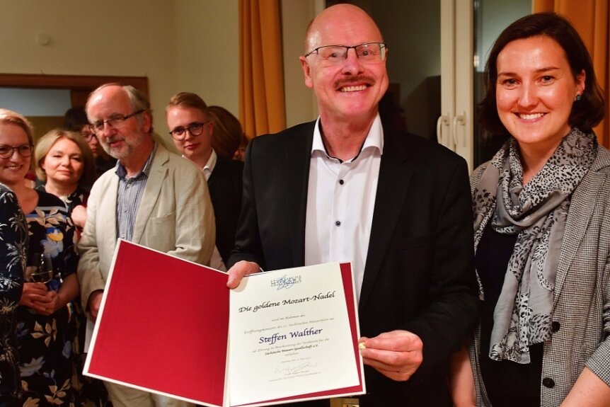 Stadtgeflüster: Mozartkugel? Hier gibt's die Mozartnadel - Steffen Walther bekam von Franziska Dornig, 2. Vorsitzende des Vorstands der Mozart-Gesellschaft, die Ehrennadel verliehen. 