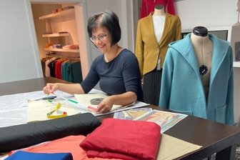 Stadtgeflüster: Mutare-Mode gibt es jetzt am neuen Ort - Ines Schreiter fertigt als Maßschneiderin die Designerstücke beim Chemnitzer Label Mutare an.