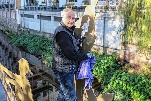 Stadtgeflüster: Neuer Glanz für Angler und Fischlein - Peter Kallfels putzte die Skulptur "Angler" wieder fein heraus.