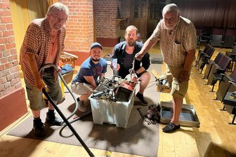 Stadtgeflüster: Putzen, räumen, wienern - wie in den Ferien auf den Chemnitzer Bühnen geackert wurde - Gerd und Paul Ulbricht sowie Martin Berke und Andreas Zweigler entrümpelten Elektroschrott.