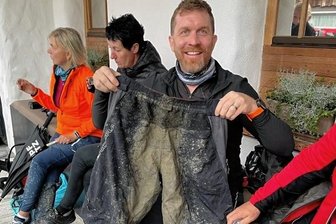 Stadtgeflüster: Radeln, genießen und Ideen aushecken - Oben: Frank Theeg und Torsten Katzschner genossen beim Radfahren auch die traumhafte Aussicht. Unten: Als Frank Theeg dann vom Rad stieg, sah seine Hose allerdings ziemlich schlammig aus. Rechts: Sven Hertwig, Hotelmitarbeiterin Melanie Merker und Weinvertriebler Matthias Bereitsameter (v.l.) servierten nach den Touren Wein.