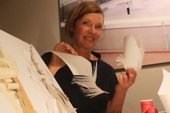 Stadtgeflüster: Schmückt Papierkunst bald die Köpfe? - Kathi Halama lädt zu einem besonderen Papierworkshop ein. 