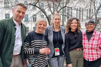 Stadtgeflüster: Stippvisite in einer Kulturhauptstadt - Ralf Schulze, Jenny Harris aus Bradford, Andrea Pier sowie Emma Beverley und Kully Thiarai (v.l.) aus Leeds trafen sich in Toimisoara.