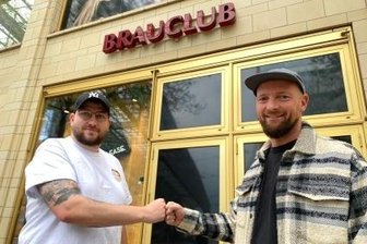 Stadtgeflüster: Videomacher danken mit Bienenfleiß - Rico Rupf (l.) übernimmt von Francesco Karnapp.