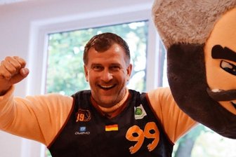 Stadtgeflüster: Von sportlichen Tränen und süßen Babys - Rene Kindermann verkleidete sich nicht nur als "Chemmy"-Maskottchen, sondern auch als Hausmeister.