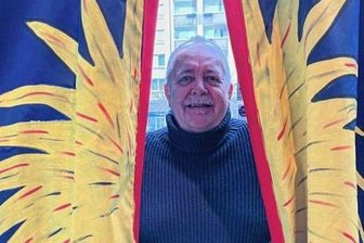 Stadtgeflüster: Vorhang auf für diese Kunsterlebnisse! - Foto links: Klaus Süß hat einen neuen Wärmevorhang und Windfang am Eingang zum Restaurant Brazil gestaltet. Foto oben: Maria Selbmann und Sandra Schreiber-Dick (v.l.) trafen sich zum Salonfest mit Kunst-Finissage. Foto unten rechts: Thomas Ranft und Bernd Weise (v.l.) kennen und schätzen sich seit vielen Jahren.