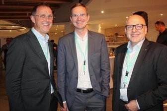 Stadtgeflüster: Wenn Herr Schulze die Arbeit von Herrn Schulze lobt - Foto oben: Thomas Sedran traf die Namensvetter Karsten und Sven Schulze (v.l.). In Sachen Anzugsordnung waren sich alle drei einig. Foto links: Foto Mitte: Nadhavathna Krishnamra und Frank Müller-Rosentritt (v.l.) planen Kooperationen.