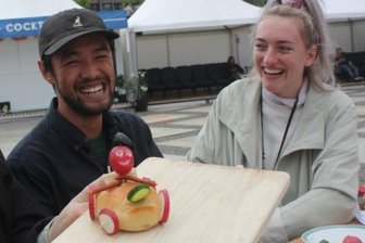 Stadtgeflüster: Wenn sich die Szene zur Grillparty trifft - Lotta Kummer, Viet Phoong Nguyen und Nina Kummer (v.l.) mit veganem Hingucker.