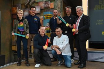 Stadtgeflüster: Wie Chemnitzer Olympialuft schnuppern - Denise Kendzia, Hendrik Rottluff, Francesco Friedrich, Kevin Goldschadt, Roland Keilholz, Lars Decker, und Frank Schwarz (von links) im Kraftverkehr.