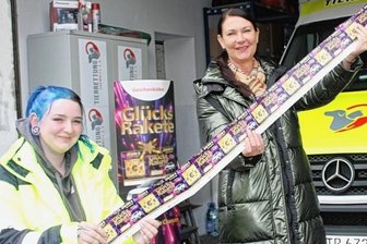 Stadtgeflüster: Wie Ebay den Handel in der City stärkt - Foto oben: Andreas Häntsch, Sven Hertwig, Sylvia Stölzel und Kay Andrä (v.l.) bringen Ebay und den Cityhandel zueinander. Foto unten, links: Pierre (links) und Nicole Pech unterstützen den Tierretter Sascha Winkler. Foto unten, rechts: Eileen Drechsler freut sich über die Glücksraketen von Lotto-Betriebsdirektorin Simone Epperlein.