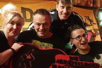 Stadtgeflüster: Wie eine Gitarre die Clubs retten soll - Marianne Klinger überreichte Matthias Markus Brückner, Thomas Schulz und André Hanscher von der Band "Die Arbeitslosen Bauarbeiter" eine Spender-Gitarre.