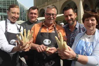 Stadtgeflüster: Wie Köche kranken Kindern helfen - Claudia Lappöhn, Danilo Diedrich, Miko Runkel, André Donath und Inge Oehme (v.l.). 