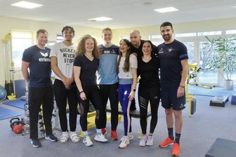 Stadtgeflüster: Wo unsere Sporthelden richtig fit werden - Ergotherapeut Roy Owsian, Nelson Weidemann, Sporttherapeutin Annika Löffler, Max Hess, Maria Purtsa, Sportphysiotherapeut Martin Bauer, Sophie Scheder und Ognjen Gnjatic (v.l.).