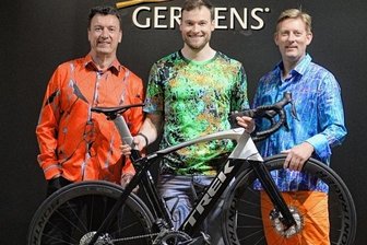 Stadtgeflüster: Zu Weihnachten gibt's Blume im Glas - Foto oben: David Gehrisch zeigt im Fernsehen, wie man Anthurien im Glas züchten kann. Foto unten: Kai Schmidt (links) und René König (rechts) unterstützen den Radrennfahrer Stefan Bötticher. Foto rechts: Influencer Nils Kretschmer besuchte des Chemnitzer Geschäft "see.you.optics" im September und warb jetzt wieder dafür.