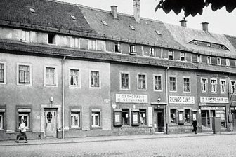 Stadtgeschichte im schnellen Überblick - Die sozialistische Umgestaltung der Innenstadt ist ein Thema des Buches. Die alten Häuser am Brühl wichen Plattenbauten.