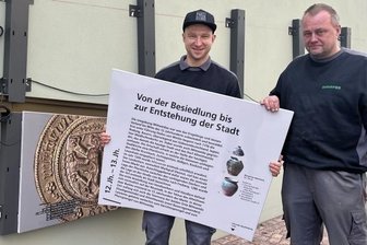 Die Mitarbeiter der Firma Omeras bringen die 20 Tafeln an.