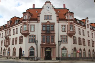 Stadtgespräch in Aue lädt zum Dialog: Wie finden Bürger und Rathaus zueinander? - Blick auf das Rathaus in Aue.