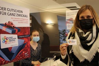 Stadtgutschein am ersten Tag schon 70 mal verkauft - Constance Arndt hat den ersten Stadtgutschein gekauft.
