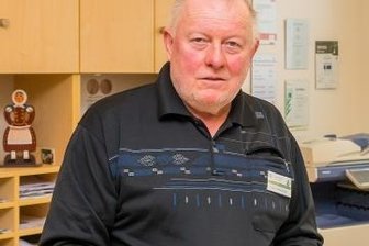 Stadtgutscheine sorgen in Olbernhau für Umsatz von 200.000 Euro - Touristinfo-Mitarbeiter Klaus-Dieter Erber zeigt die Olbernhauer Stadtgutscheine.
