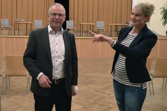Stadthalle als Flüchtlingsunterkunft? - Der Saal der Oelsnitzer Stadthalle wird zum Erstaufnahmelager für Flüchtlinge aus der Ukraine umfunktioniert. Bürgermeister Bernd Birkigt vor Ort im Gespräch mit Heike Böhm vom Stadthallenteam über die nötigen Schritte der Vorbereitung.