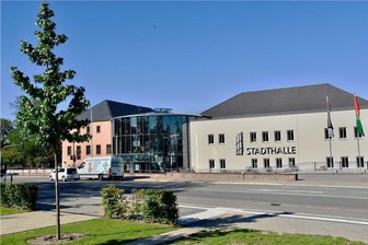 Stadthalle in Limbach-Oberfrohna startet nach Lockdown wieder Kulturprogramm - Die Stadthalle Limbach-Oberfrohna öffnet am Wochenende wieder für Besucher. Gezeigt wird ab 20 Uhr eine szenische Lesung unter freiem Himmel. 