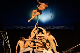 Stadthalle in Limbach-Oberfrohna stellt Berliner Artistikschüler vor unbekannte Herausforderungen - Am Samstag treten Absolventen der Staatlichen Artistikschule Berlin mit ihrer selbst konzipierten Abschlussshow in Limbach-Oberfrohna auf. Eine spontane Idee brachte die Berliner nach Limbach-Oberfrohna. Für die Gegebenheiten in der Stadthalle musste die Show extra neu konzipiert werden.