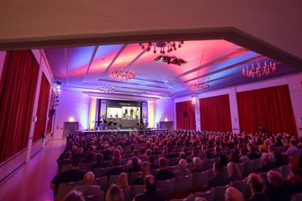 Stadthalle in Meerane: Warum bei der XXL-Sanierung auf die ausziehbare Tribüne verzichtet wird - Der Werner-Bochmann-Saal in der Stadthalle in Meerane erhält einen ebenen Boden. Der Einbau einer Teleskoptribüne ist dagegen schon wieder vom Tisch.