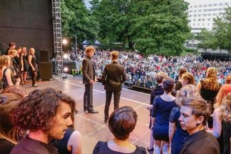 Stadthalle plant Kultur-Kur für Problempark - Auch das ist der Stadthallenpark: Seit mehreren Jahren veranstaltet die Chemnitzer Musik- und Theaterwerkstatt Studio W.M. in der Grünanlage Freiluft-Konzerte - und lockt damit jeweils Hunderte Zuschauer. Für kommenden Sommer wird nun eine tägliche Kulturreihe "Parksommer" geplant.