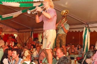 Stadthalle wird zu großem Bierzelt - Ausgelassene Stimmung und Tanzen auf den Tischen - das Oktoberfest in der Stadthalle lädt am 2. Oktober dazu ein.