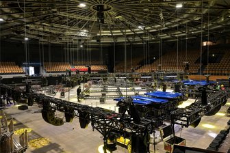 Stadthalle wird zur Eisarena: Am Mittwochabend ist Zwickau-Premiere von „Holiday on Ice: No Limits“ - Dienstagmittag in der Stadthalle Zwickau: 30 Stunden vor Showbeginn brauchte man noch viel Fantasie, um sich die Show-Kulisse vorzustellen.