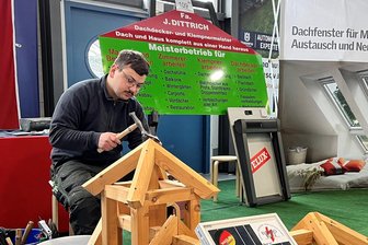 Stadthalle Zwickau drei Tage lang Treffpunkt rund ums Bauen: Das müssen Besucher wissen - Auch das einheimische Bauhandwerk ist auf der Baufachmesse Zwickau vertreten: Dachklempner Teo Leiboldt von der Firma Dittrich aus Hartmannsdorf demonstriert sein Handwerk.