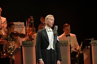 Stadthalle Zwickau: Max Raabe träumt sich in die Welt der Hummeln - Max Raabe stellte in der Stadthalle in Zwickau mit „Hummel streicheln“ seine tierliebe Seite in den Vordergrund.