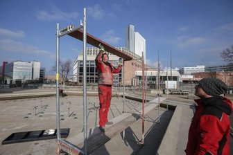 Stadthallen-Park: Brunnensanierung wird fortgesetzt - Die Vorbereitungen für die Sanierung begannen bereits in der vergangenen Woche, als ein Gerüst rings um das Becken installiert wurde.