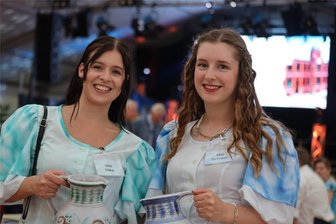 Stadtjubiläumsfest in Flöha startet mit Flussmädchen, Fabrikanten und einem Überraschungsgast - Leonie Wolf (21) als Miss Flöha (links) und Marie Lange (25) als Miss Zschopau. Beide arbeiten in der Stadtverwaltung Flöha und schlüpften in die Rollen der beiden Flöhaer Wappenmädchen.