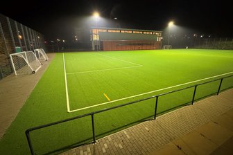 Stadtkasse leer - Frankenberg steigt aus europäischem Förderprogramm aus - Am Kunstrasenplatz neben der Dreifeldhalle in Frankenberg sollte mit Hilfe von Efre-Finanzen ein Sozialgebäude angebaut werden.