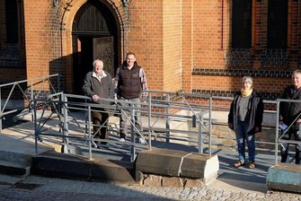 Stadtkirche Mylau jetzt auch barrierefrei erreichbar - Die Zeiten, in denen gehbehinderten Besuchern über die Treppe links geholfen werden musste, sind vorbei. Am neuen Zugang zur Stadtkirche Mylau vom Heubnerring aus haben den Handwerkern eine Aktie: Pfarrerin Ulrike Penz und Architekt Andreas Bechmann (rechts) sowie Günter Kempe (links) und Andreas Schneider vom Bauausschuss der Gemeinde. 