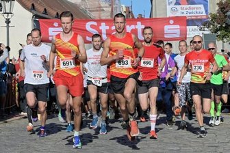Stadtlauf knackt wieder die 1000er Marke - Das Foto vom 12. Zwickauer Stadtlauf 2022 zeigt den Start des Firmenlaufes über 4,7 Kilometer.