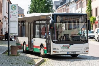 Stadtlinie hält noch nicht an mehr Orten - Ein Bus der Rochlitzer Stadtlinie an der Haltestelle Rathausstraße. Die Buslinie soll an noch mehr Stellen als bislang halten. Bevor das erprobt wird, erfolgen aber erst Bauarbeiten.