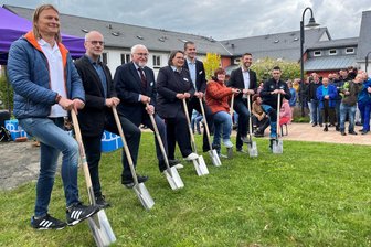 Stadtmission Chemnitz startet Wohnprojekt in Waldkirchen - Karla McCabe (4. v. l.) und Wichernhaus-Leiter Andreas Büttner (2. v. r.) mit Gästen beim symbolischen Baustart auf dem Gelände des Wichernhauses in Waldkirchen.