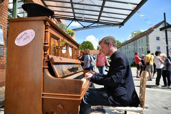 „Stadtmittmacher“ in Mittweida haben Rezept gegen Langeweile: Diese Veranstaltungen kann man erleben - Belebung des Bahnhofvorplatzes im Mai: Der ukrainische Pianist Artur Nikulin.