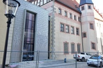 Stadtmuseum soll noch teurer werden - Der Ergänzungsbau am Stadt- und Bergbaumuseum Freiberg soll durch den Schriftzug "Silber" in verschiedenen Sprachen die Quelle für die historische Entwicklung Freibergs verdeutlichen. 