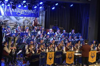 Stadtorchester Klingenthal begeistert: Von Sibelius' „Finlandia" bis „Weiße Weihnacht" - Das Stadtorchester Klingenthal begeisterte am Samstag bei seinem Jahresabschluss- und Weihnachtskonzert in der Musikhalle Markneukirchen.
