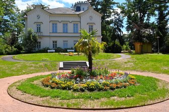 Stadtpark Hainichen: Rondell am Museum rechtzeitig vor dem Parkfest fertig - Im Stadtpark Hainichen ist der Bereich rund um das Gellert-Museum saniert worden. Dabei wurden auch die Treppenstufen erneuert.