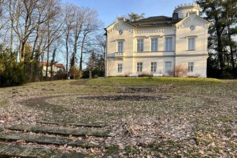 Stadtpark Hainichen: Was bis zum Parkfest im Juli alles gebaut wird - Im Stadtpark Hainichen sind in diesem Jahr Arbeiten rund um das Gellert-Museum geplant. Im Bereich Rondell werden auch die Treppenstufen aus Sandstein erneuert. Foto: Falk Bernhardt